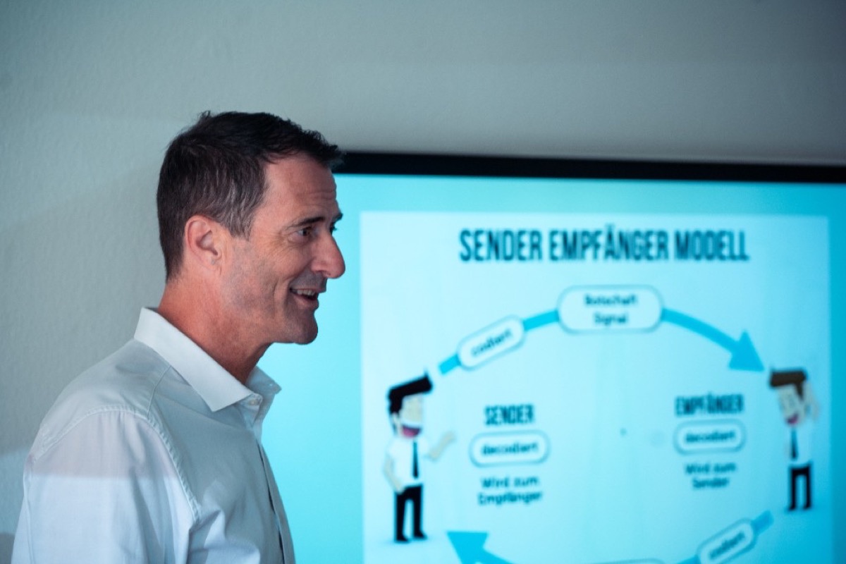 Roman Kuster erklärt das Sender-Empfänger-Modell im Telefontraining
