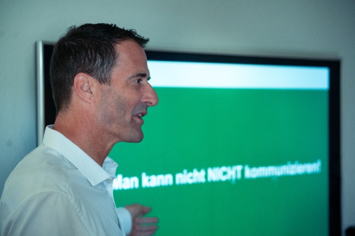 Roman Kuster beim Vortrag über Kommunikation im Verkaufstraining
