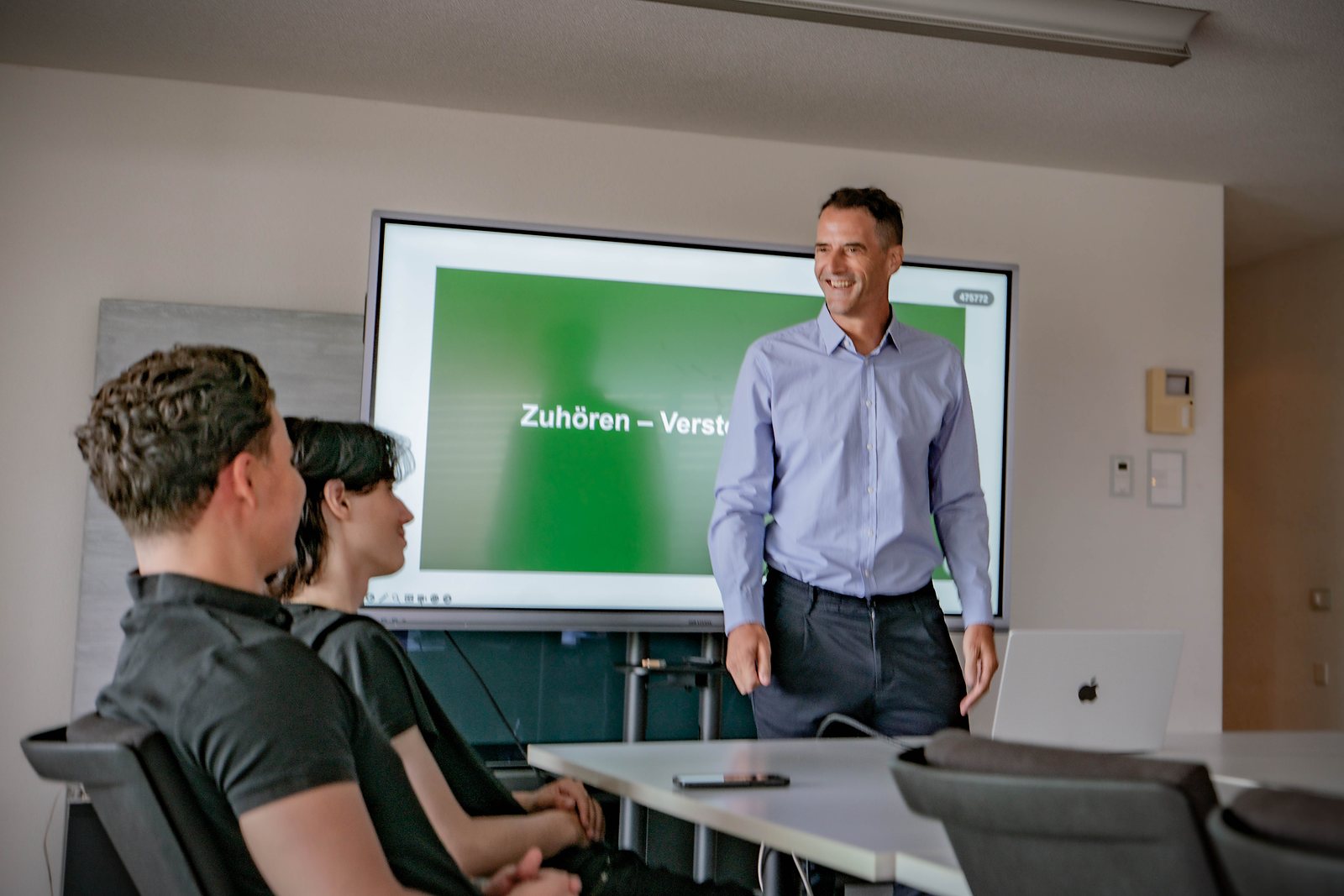 Roman Kuster im Firmen-Coaching mit einem Team